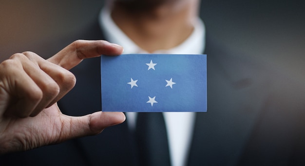 Uomo d&#39;affari Holding Card della bandiera degli Stati federati di Micronesia