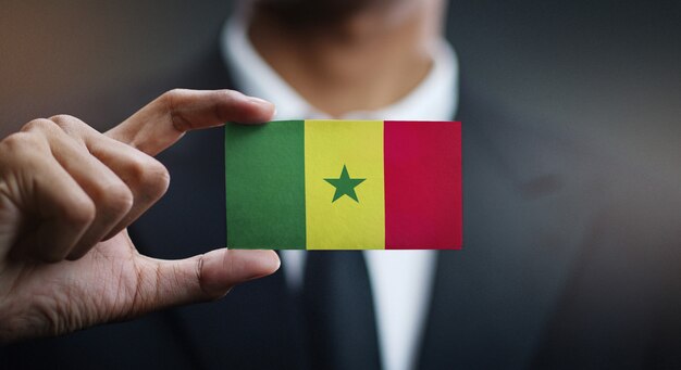 Uomo d&#39;affari Holding Card della bandiera del Senegal