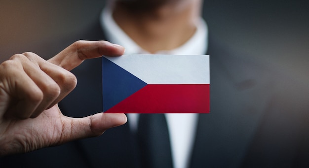 Uomo d&#39;affari Holding Card della bandiera della Repubblica Ceca