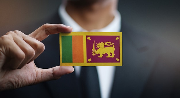 Uomo d&#39;affari Holding Card della bandiera dello Sri Lanka