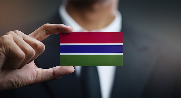 Uomo d&#39;affari Holding Card of the Gambia Flag