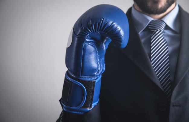 Uomo d'affari in guantoni da boxe. Affari, potere, sport