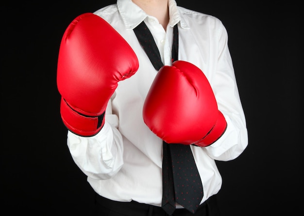 Uomo d'affari in guantoni da boxe isolati sul nero
