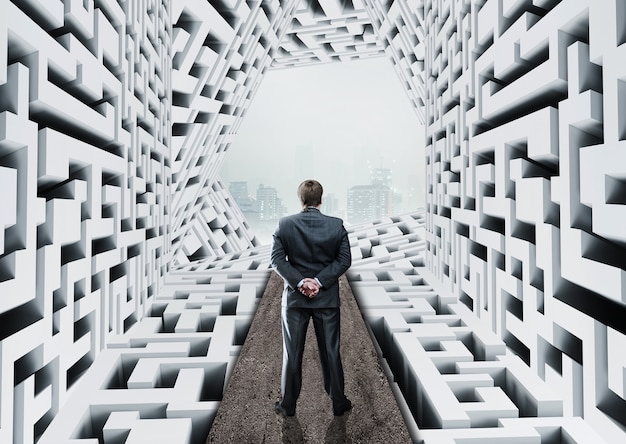 Uomo d'affari in piedi in un labirinto astratto