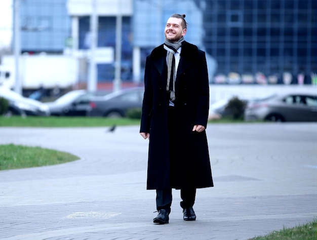 Uomo d'affari in piedi sulla strada di una grande città.