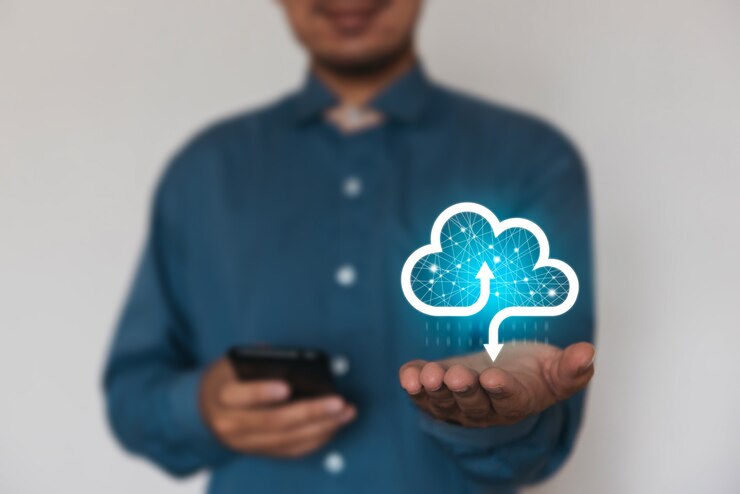 Foto uomo d'affari in possesso di un'icona dati cloud con icona luminosa e multimediale icona dell'applicazione. calcolo dati in rete. assicurazione concetto di sicurezza informatica aziendale.