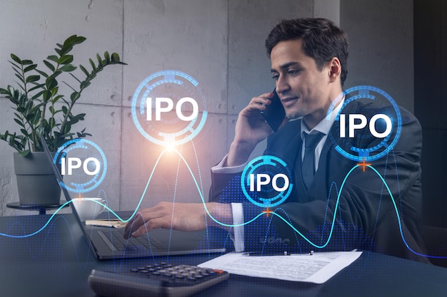 Uomo d'affari in ufficio che lavora con la tecnologia portatile online computer di digitazione ipo assemblare il disegno dei dati investire concetto Doppia esposizione