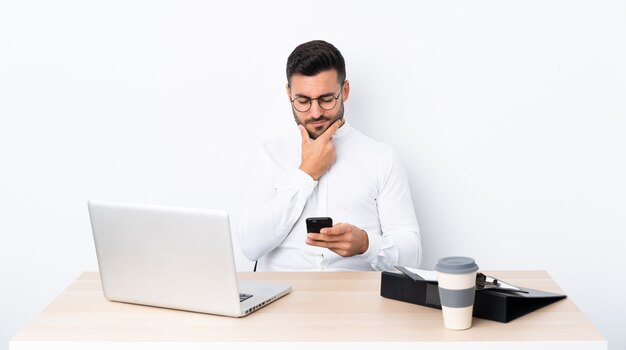 uomo d'affari in un posto di lavoro con un computer portatile