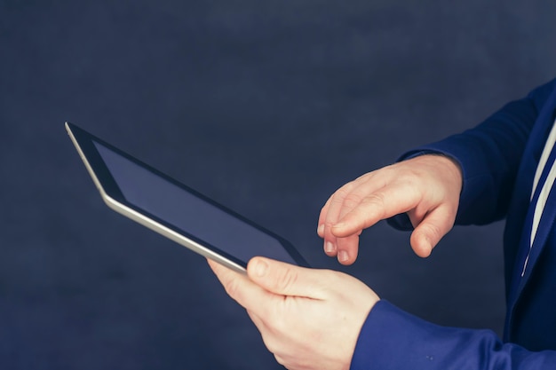 Uomo d'affari in una camicia e una giacca blu con Tablet in mano.