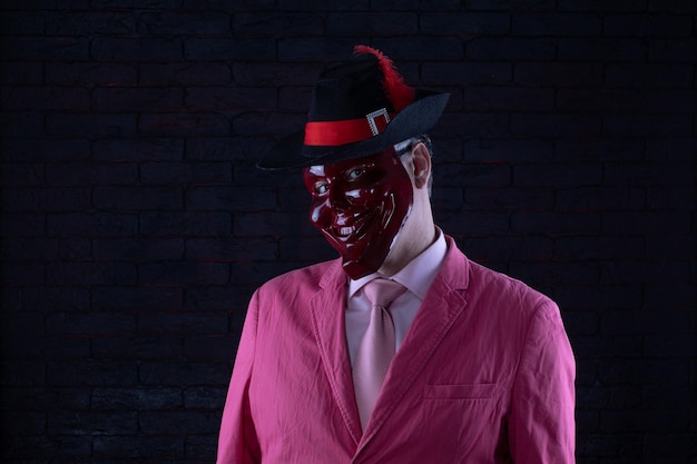 uomo d'affari in una maschera rossa