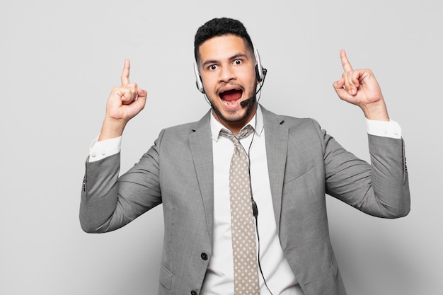 Uomo d'affari ispanico che celebra con successo un concetto di telemarketing di vittoria