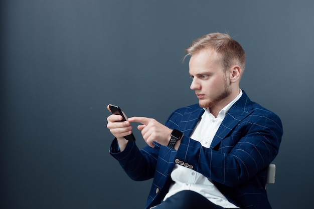 uomo d'affari maschio utilizza lo smartphone nell'applicazione di test dell'ufficio