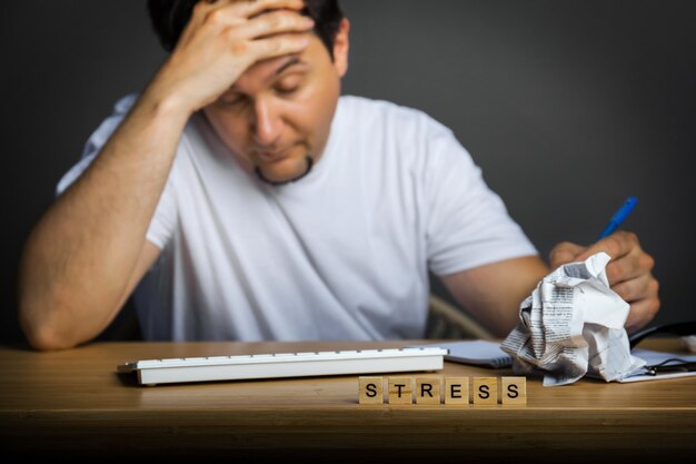 Uomo d'affari maturo sotto stress sul lavoro. Mal di testa.