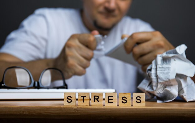 Uomo d'affari maturo sotto stress sul lavoro. Mal di testa.