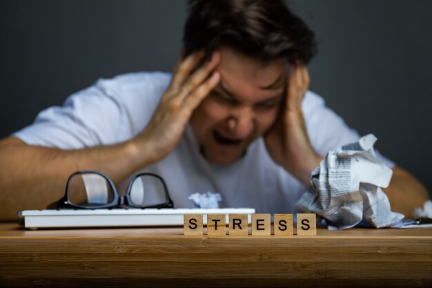 Uomo d'affari maturo sotto stress sul lavoro. Mal di testa.