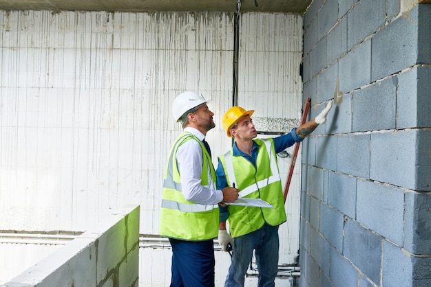 Uomo d'affari maturo sul cantiere