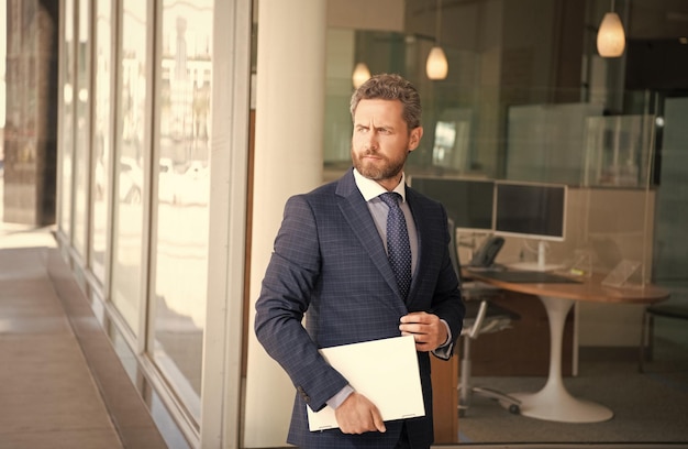 Uomo d'affari maturo vicino ufficio affari agili successo uomo freelance uso pc