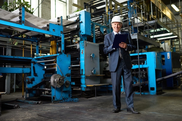 Uomo d'affari nel laboratorio di fabbrica