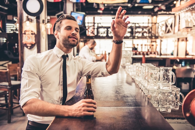 Uomo d'affari nel pub