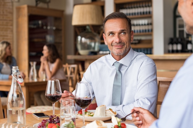 Uomo d'affari nel ristorante