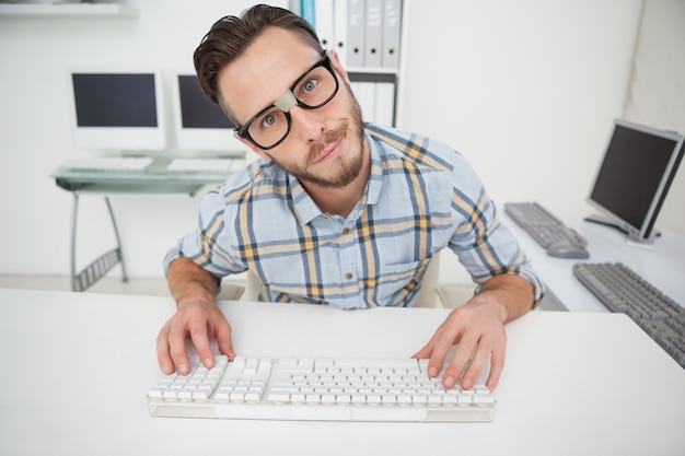 Uomo d&#39;affari nerd che lavora al computer