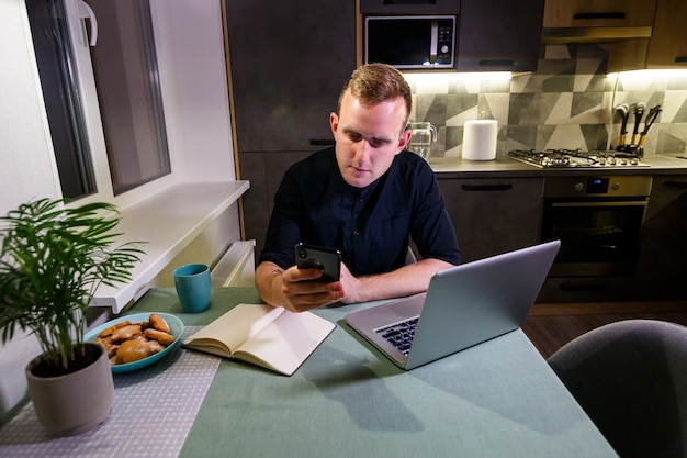 Uomo d'affari nuovo progetto online, guardando un laptop sul posto di lavoro, un professionista medita una soluzione, si siede a un desktop con un computer, uno studente è alla ricerca di nuove idee, lavora a casa, mette in quarantena