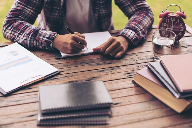 Uomo d&#39;affari o studente che lavora su lavoro di ufficio su una scrivania in ufficio.