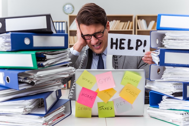 Uomo d'affari occupato che chiede aiuto con lavoro