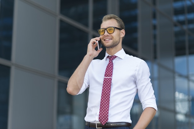 Uomo d&#39;affari parlando sullo smartphone