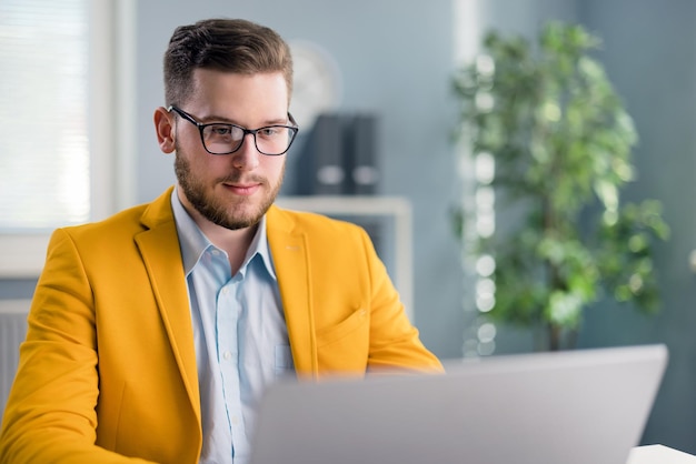 Uomo d'affari positivo che lavora online