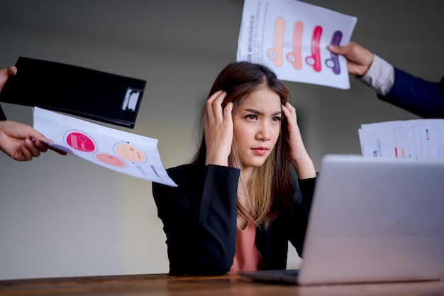 Uomo d'affari preoccupato e stressato dai suoi amici