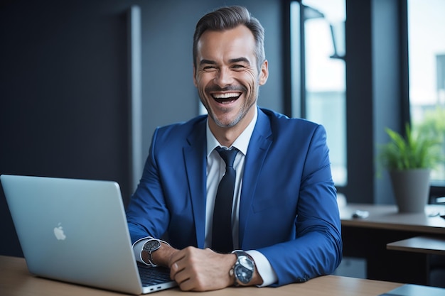 uomo d'affari professionista in abito blu seduto alla scrivania in ufficio lavorando su un computer portatile