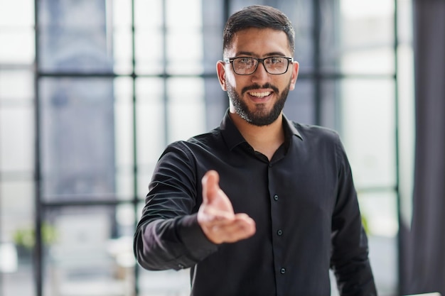 Uomo d&#39;affari pronto a stringere mano in ufficio