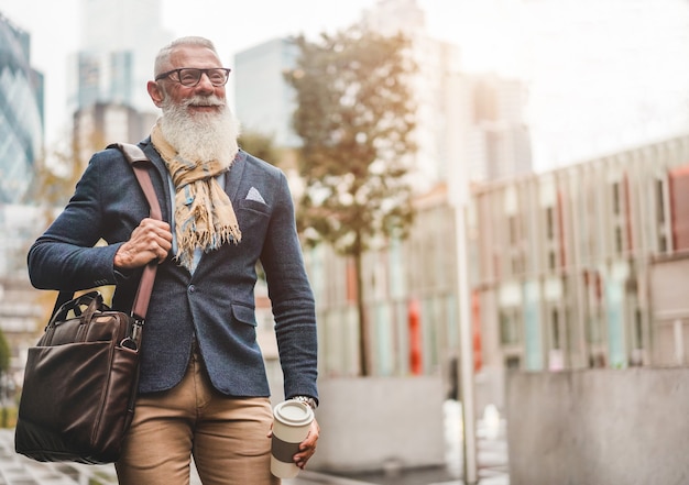 Uomo d'affari senior che cammina per lavorare