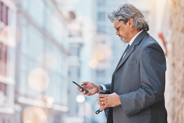 Uomo d'affari senior e cellulare in viaggio in città e pendolarismo bokeh e comunicazione CEO esecutivo maschio messicano all'aperto utilizzando il telefono per chattare durante il viaggio verso il lavoro e strada urbana con spazio mockup