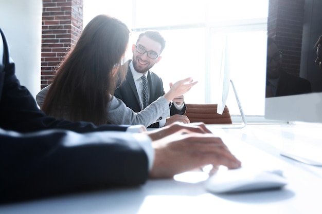 Uomo d'affari serio che lavora al computer in un ufficio moderno