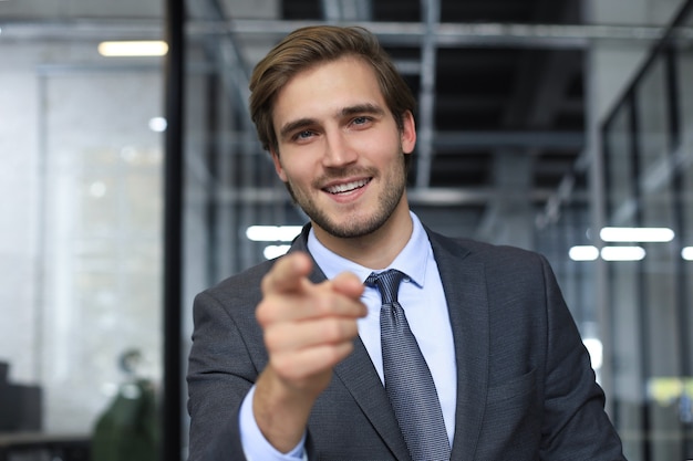 Uomo d'affari sicuro che guarda la telecamera parlando di strategia aziendale e piano aziendale, spiegando il successo aziendale.