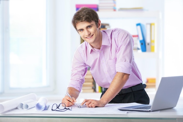 Uomo d'affari sollecitato facendo uso del computer portatile moderno