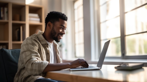 Uomo d'affari sorridente che lavora su un laptop in ufficio a casa