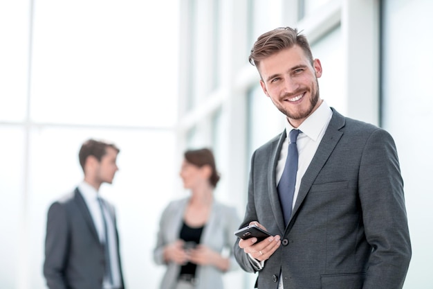 Uomo d'affari sorridente con smartphone