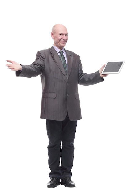 Uomo d'affari sorridente con una tavoletta digitale.