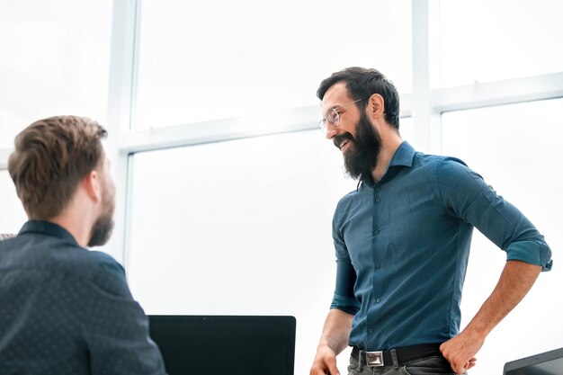 Uomo d'affari sorridente sul posto di lavoro in ufficio