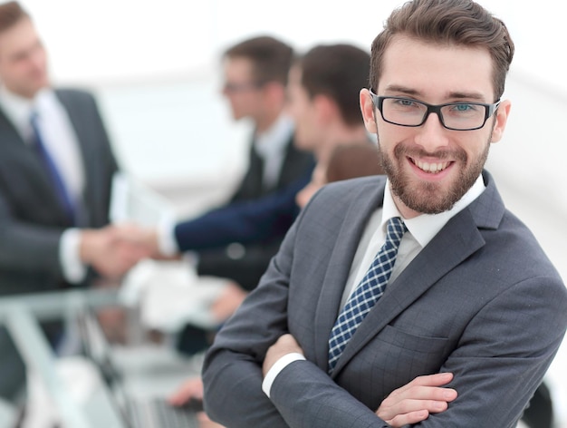 Uomo d'affari sorridente sullo sfondo dell'ufficio