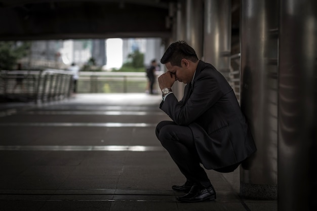 Uomo d&#39;affari stanco o stressato dopo il suo lavoro. Immagine del concetto di uomo d&#39;affari stressato.