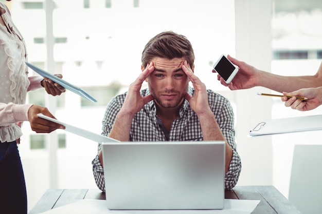 Uomo d&#39;affari stressato al lavoro