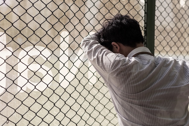 uomo d&#39;affari stressato dal lavoro. ansia nella causa dell&#39;adulto alla depressione e un problema.