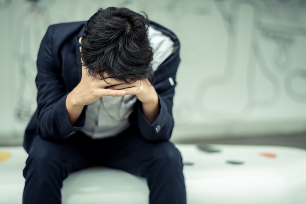 uomo d&#39;affari stressato dal lavoro. ansia nella causa dell&#39;adulto alla depressione e un problema.