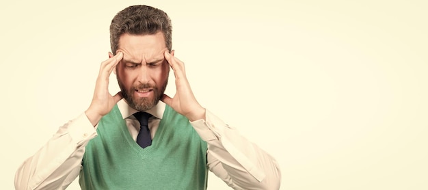 Uomo d'affari stressato in stile business casual avendo mal di testa isolato su sfondo bianco dolore Uomo