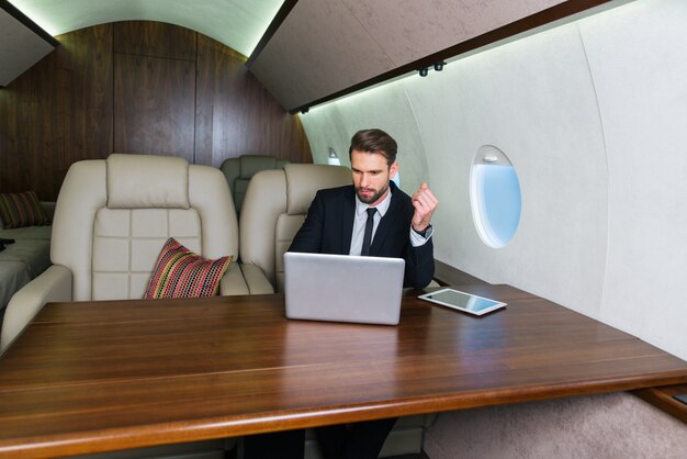Uomo d'affari su jet privato