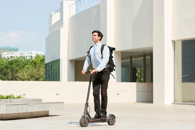 Uomo d'affari su scooter in città